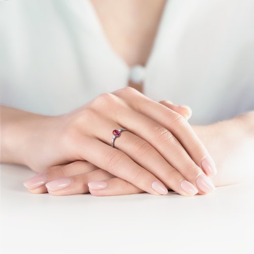 Pierścionek Red Passion: białe złoto, rubin